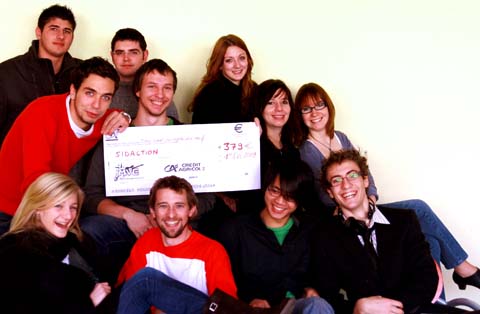 Les amicales de l'IUT de Mulhouse donnent 379 euros à l'association Sidaction